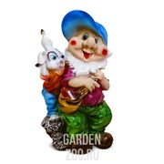 Фигура садовый Гном с зайчиком 43см полистоун F08036 - фото 20311
