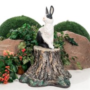 Фигура садовая Заяц на пне чёрно-белый полистоун F07062-WBL - фото 54750