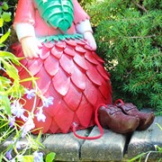 Фигура садовая Гном Георгин стеклопластик высота 40см U09044 - фото 57427