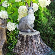 Фигура для сада Заяц на пне серый полистоун F07062-Gray - фото 57577