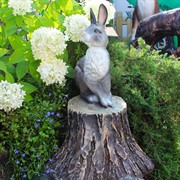 Фигура для сада Заяц на пне серый полистоун F07062-Gray - фото 57579