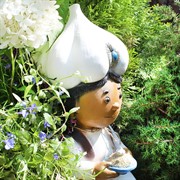 Фигура декоративная Гном Чеснок полистоун высота 43см U09029 - фото 57587