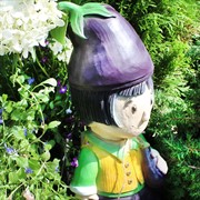 Фигура садовая Гном Баклажан стеклопластик высота 41см U09021 - фото 57632