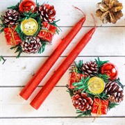 Свеча новогодняя с подсвечником Красные шишки и подарки 4х13х17см 4шт красный - фото 60024