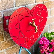 Умывальник Сердце настенный садовый с кронштейном для шланга красный металл 550-017Red - фото 64532