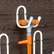 Крючок для хранения садового инвентаря на стену малый металл белый 58-100W - фото 65548