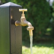 Колонка садовая чёрная водоразборная металл высота 73см 55-103 - фото 69740