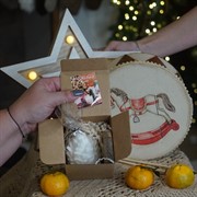 Подарочный набор свеча "Шишка" с деревянным подсвечником - фото 72011